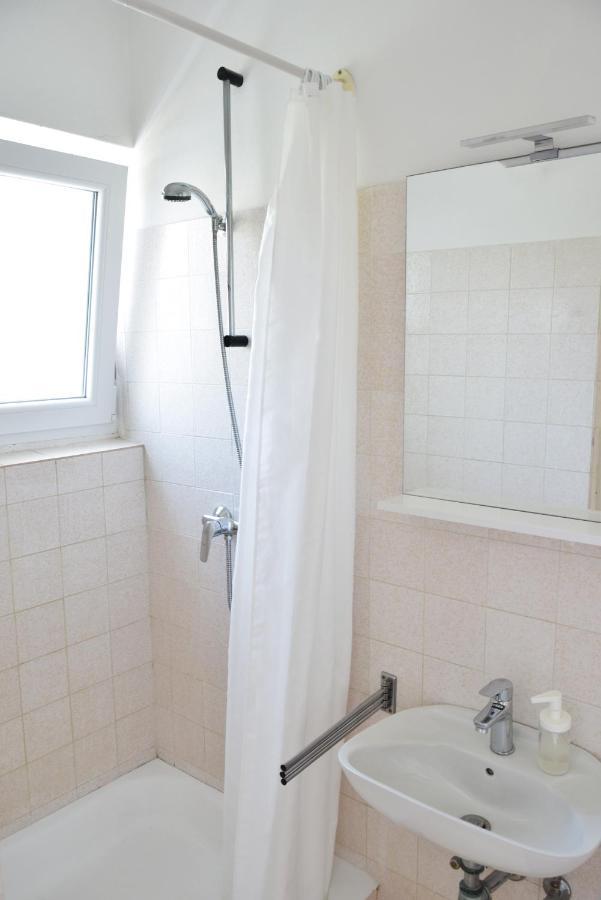 Guest House Tina Rab Town Bagian luar foto