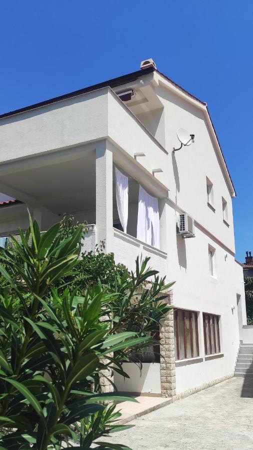 Guest House Tina Rab Town Bagian luar foto