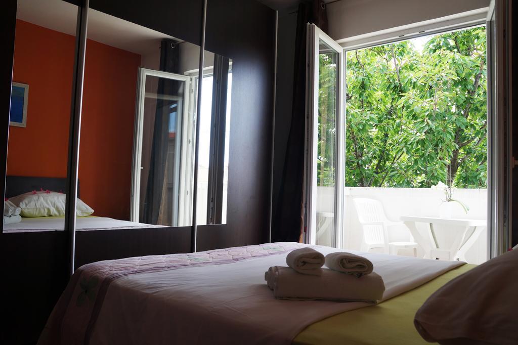 Guest House Tina Rab Town Bagian luar foto