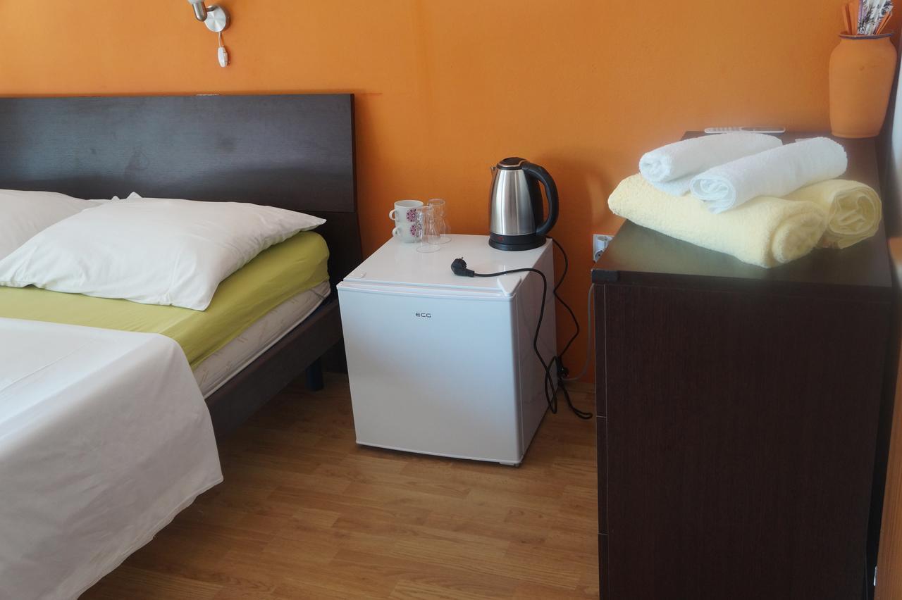 Guest House Tina Rab Town Bagian luar foto